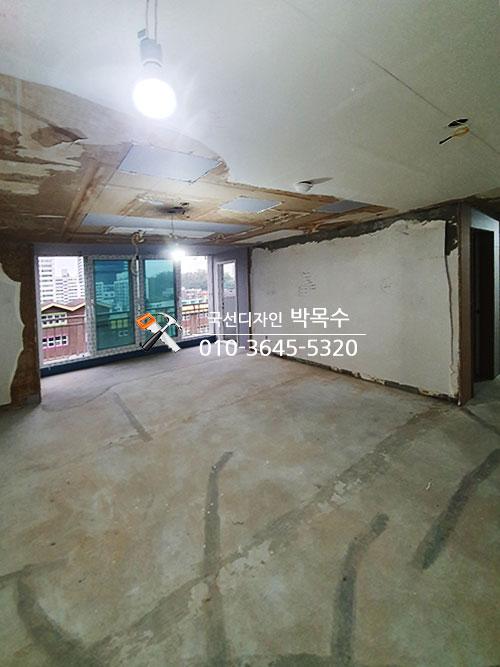 수납장과 창문이 인접한 벽면의 기초 보강 상태