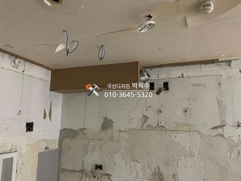 마감 작업을 위해 배치된 수공구와 기기들