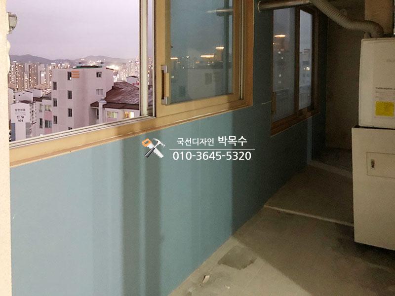 파란색 페인트 벽면과 공기순환기가 있는 발코니