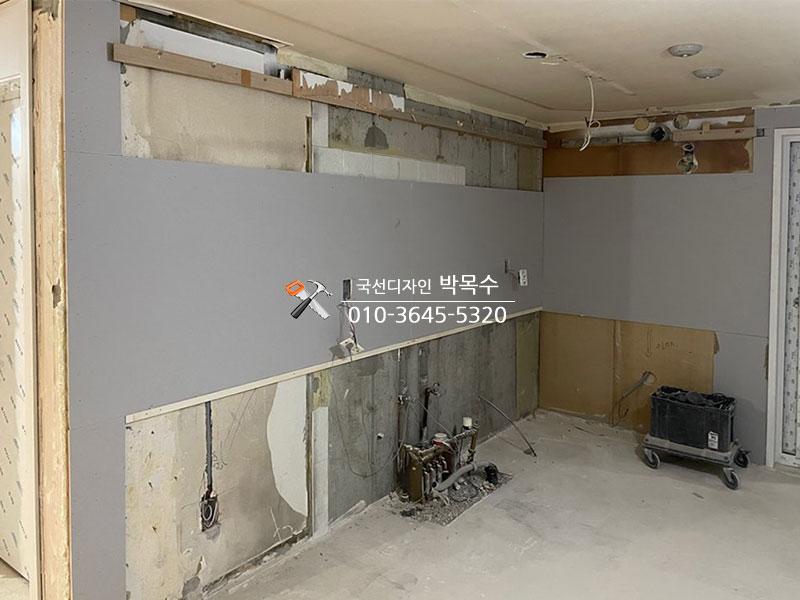 콘크리트 벽면과 금속 파이프가 노출된 작업 현장
