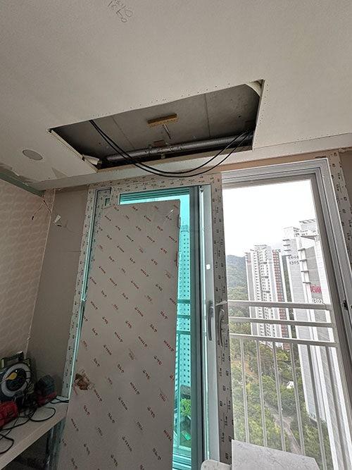 흰색 보드와 전선이 설치된 창호 내부 공간