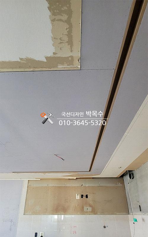 금속 프레임으로 천정 평탄화를 진행 중인 모습