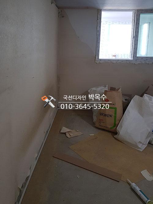 건축 자재들이 놓인 창가 쪽 벽면 모습