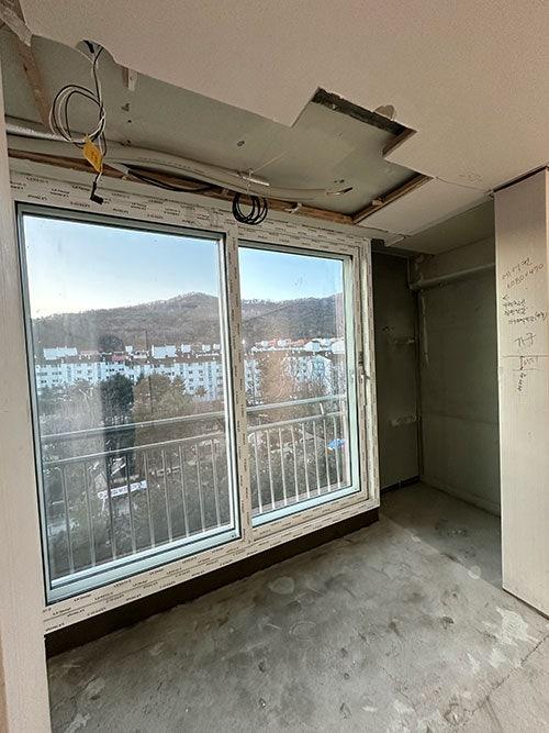 새로운 공간을 준비하며 정돈되던 창가