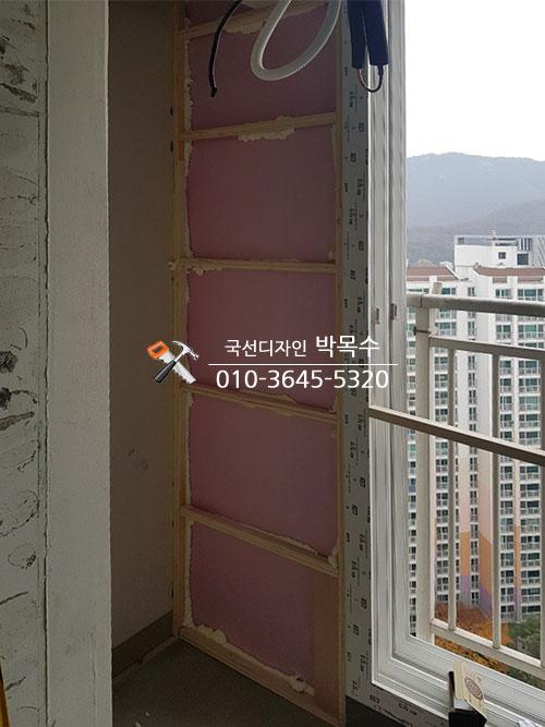 발코니 벽면에 설치된 핑크색 단열재