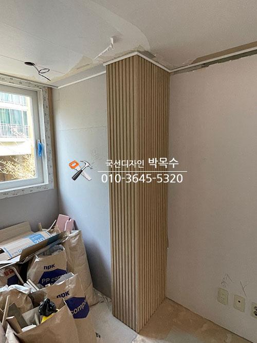 세로 줄무늬 패널루바가 설치되고 있는 벽면