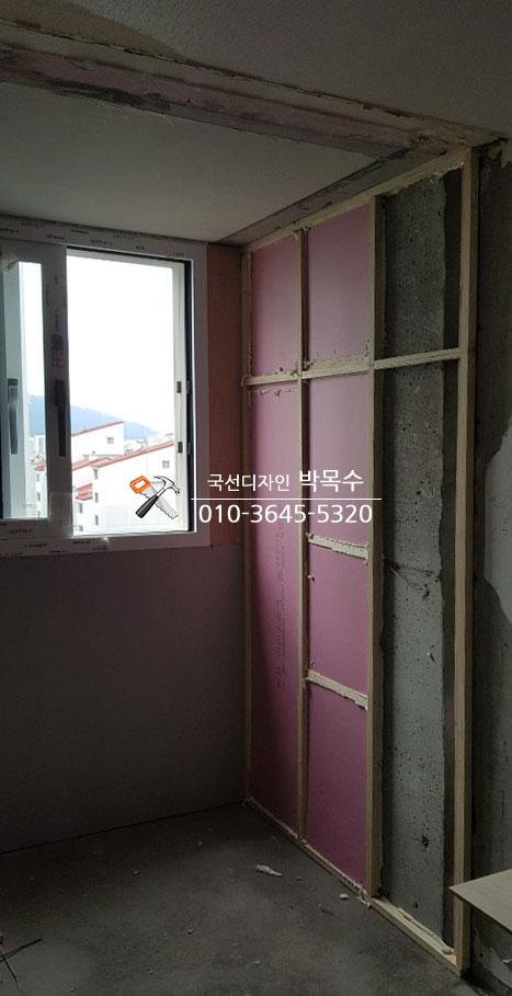 창호 벽면의 체결 구조가 보이는 모습