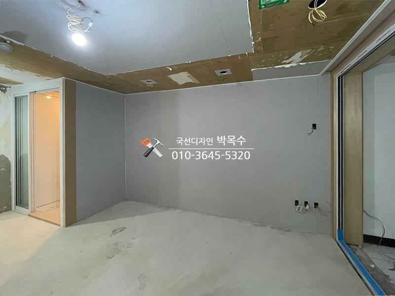 슬라이딩 문 설치가 진행 중인 실내 공간