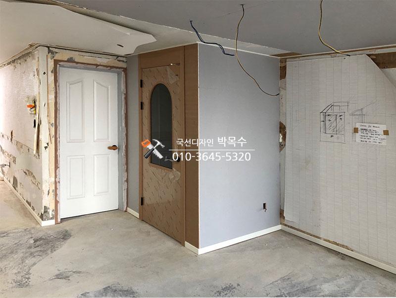 전선이 노출된 천장과 벽면에 부착된 건축 도면