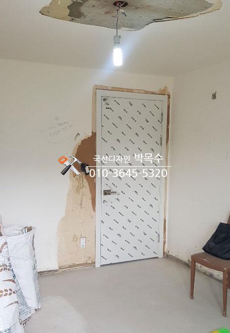 도어 손잡이 설치 작업
