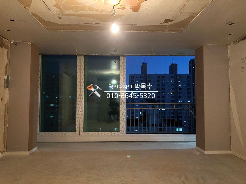 천장재가 제거된 상태의 발코니 창가