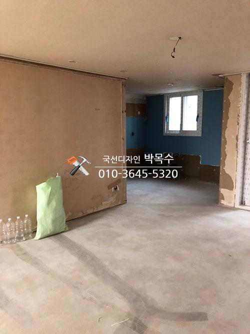 전등 구멍이 보이는 마감 전의 방 내부