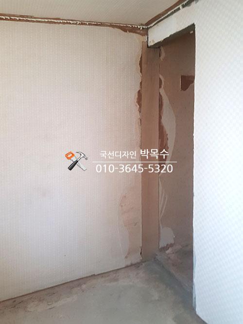 천장과 바닥이 미완성된 실내 마감 구간