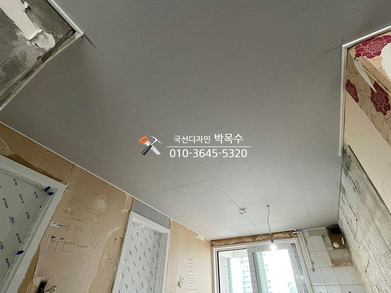 흰색 테이프로 마킹된 천장과 벽면 마감 상태