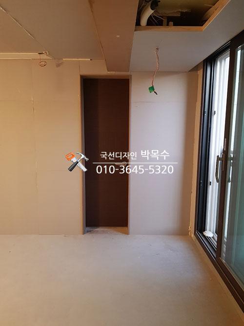 흰색 마감 처리된 벽면과 노출된 천장 구조