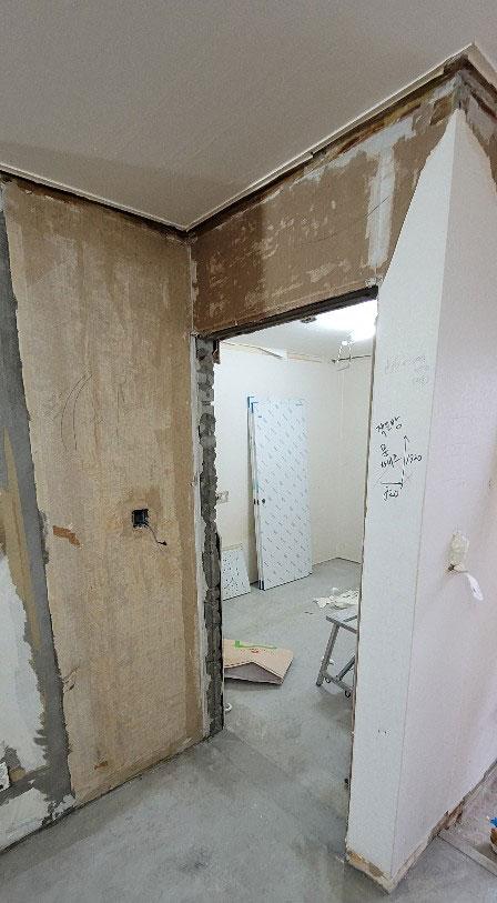 문틀 주변의 벽면 평탄화 작업 상태