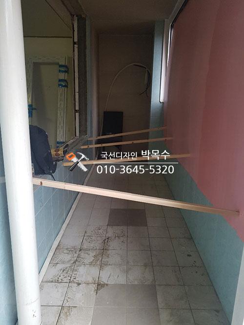 분홍색 벽과 파란색 타일이 보이는 시공 전 실내