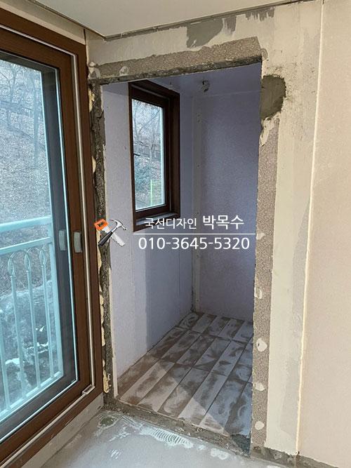 창호와 문틀 주변의 면 정리 작업