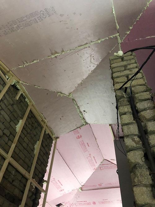 핑크색 단열재와 흰색 발포재가 채워진 천장