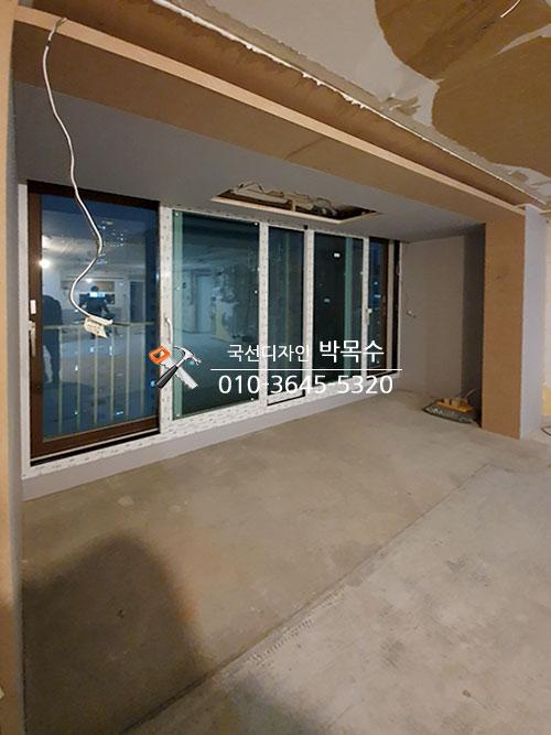 유리창 근접 구역의 천장 마감 작업 과정