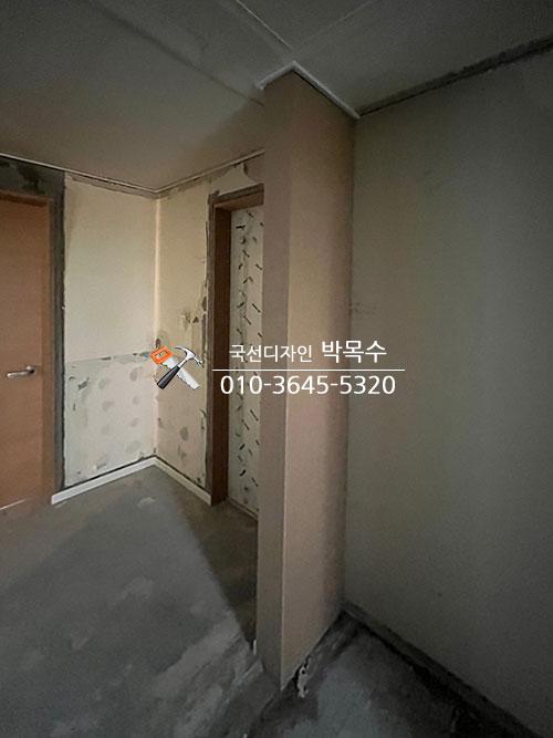 콘크리트 바닥과 벽면 흠집이 보이는 복도