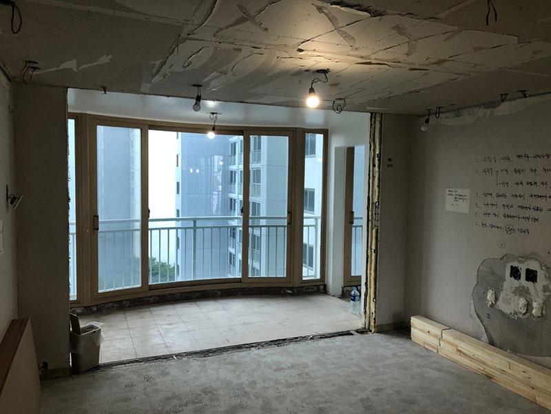 천장 보드 작업과 타일 바닥이 보이는 공간