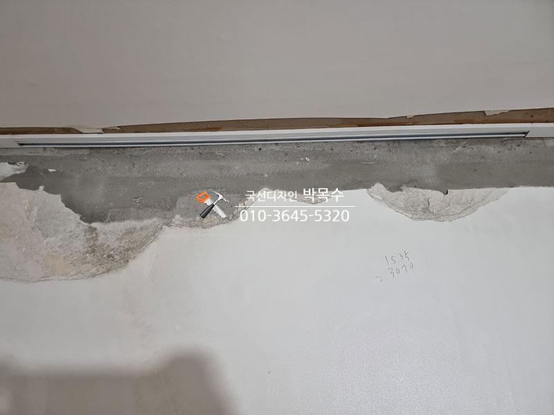 석고보드로 벽면 평활도를 맞추는 마감 작업