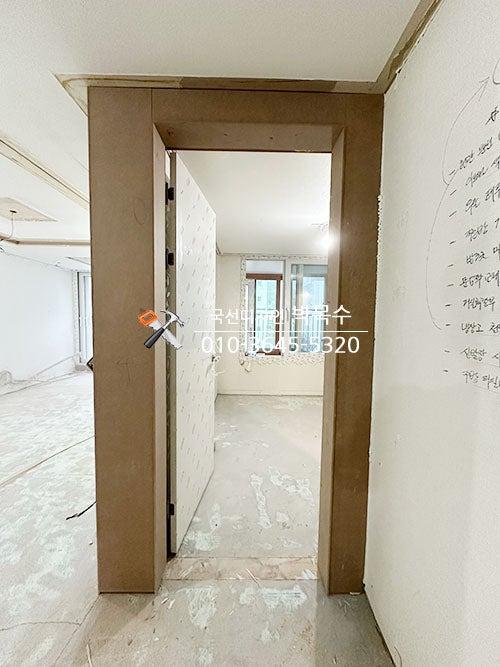 마감재가 들어오기 전의 거친 콘크리트 복도