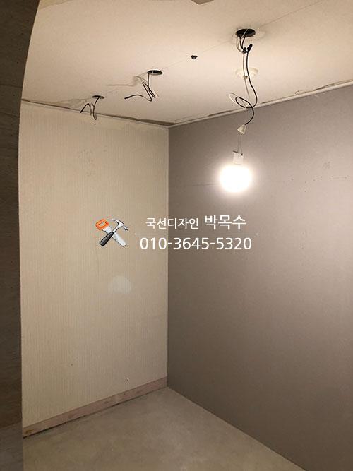벽면 마감 전 전선이 노출된 실내 공간