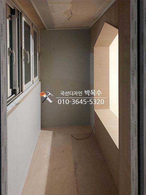 우드톤 바닥과 창가가 보이는 작업 현장