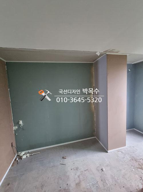 벽면 흠집 정리와 구조물 보강 단계