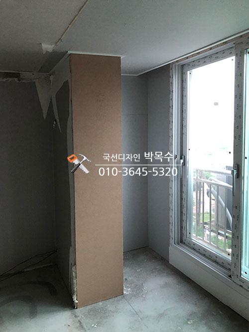 창호 설치 후 벽면 마감 전의 콘크리트 바닥 상태
