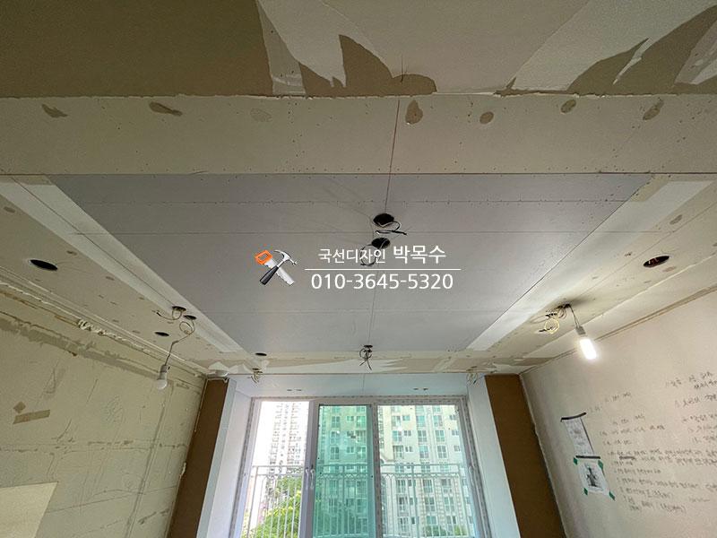천장이 부분적으로 벗겨진 벽면과 유리창