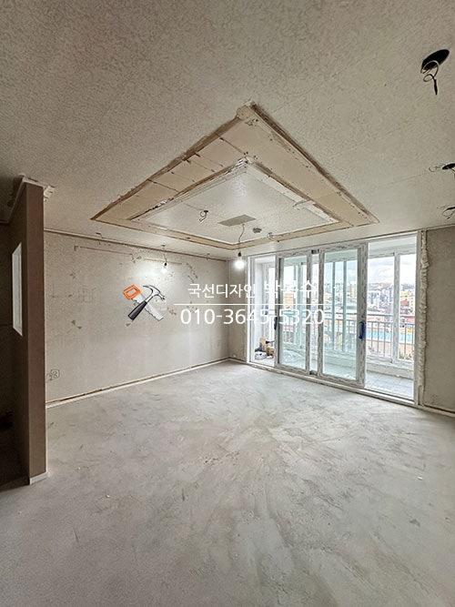 천장 보드가 노출된 방의 모습