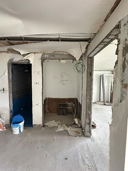 문틀이 콘크리트로 남아 있는 복도의 목공 작업 과정