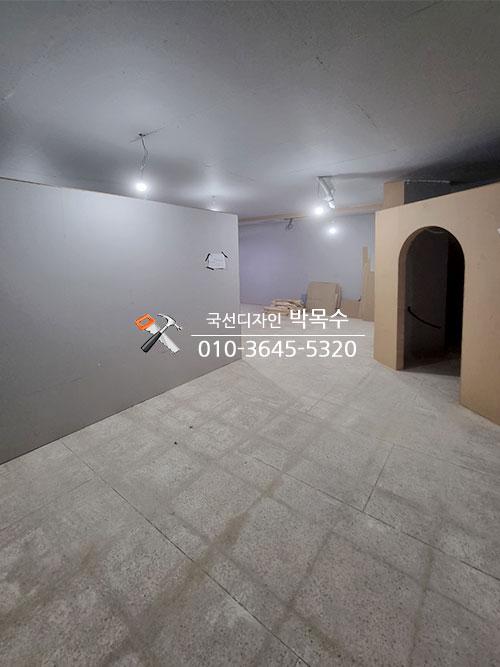 회색 벽면에 아치형 구조물이 세워진 모습
