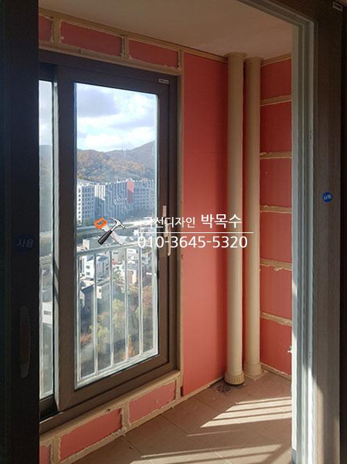빨간 벽과 바닥 타일이 조화를 이루는 발코니 전경