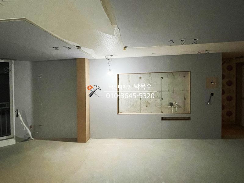 천장과 벽면 마감재를 제거한 내부 프레임 모습