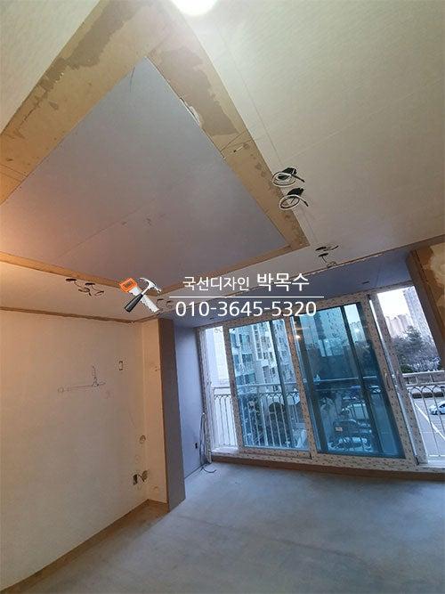 천장 마감재 고정을 위한 수공구 작업