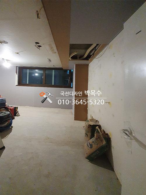 수공구를 이용한 최종 디테일 시공 장면