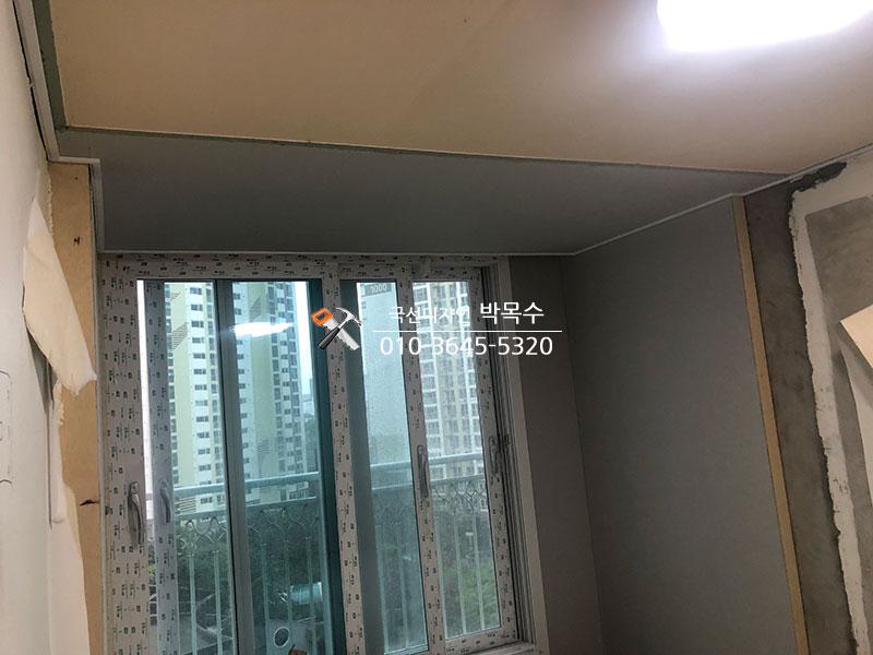 마감 전의 창호 유리 패널과 문틀 접합부