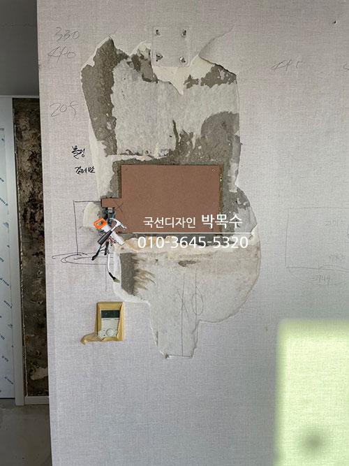 전기 장치 설치와 벽면의 수치 기록