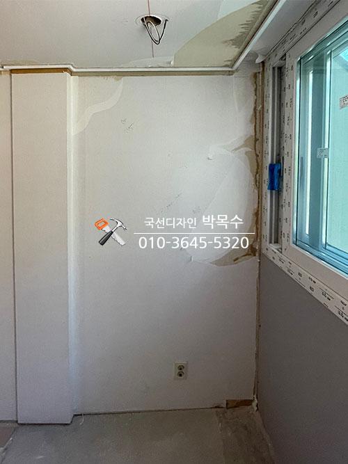 흰색 페인트가 칠해진 벽면과 천장 스프링클러