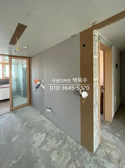 벽체 노출 상태의 복도 전경