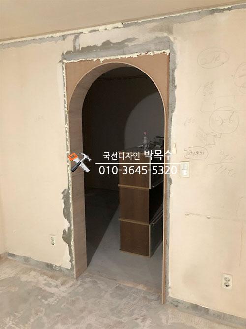 곡선 라인을 살린 아치형 게이트 골조