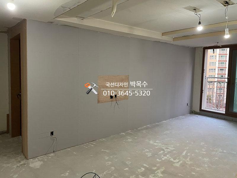 벽면 마감이 진행 중인 콘크리트 바닥의 공간