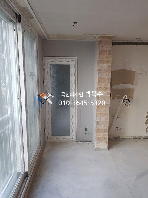 슬라이딩 창호와 유리 패널 도어가 설치된 작업 현장