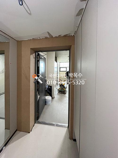 천장 평탄화 작업이 진행 중인 복도 공간