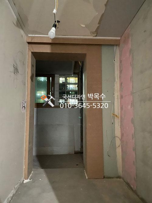복도 천장 조명 설치와 벽면 정돈 과정