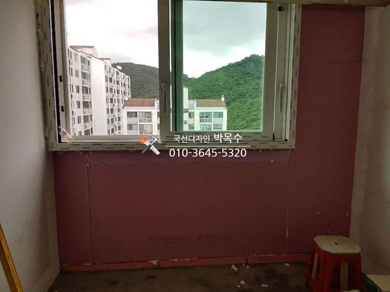 붉은색 마감재로 외벽 단열을 보강한 창호 주변